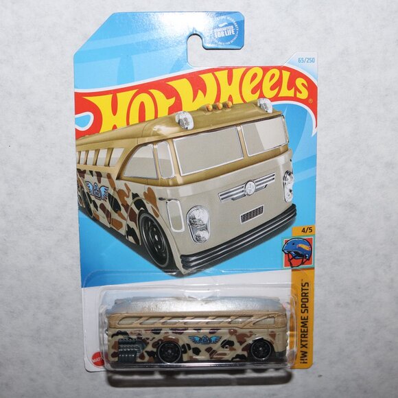 Hot Wheels lot of 7 trucks, tank and bus variety all NIP - Picture 8 of 8
